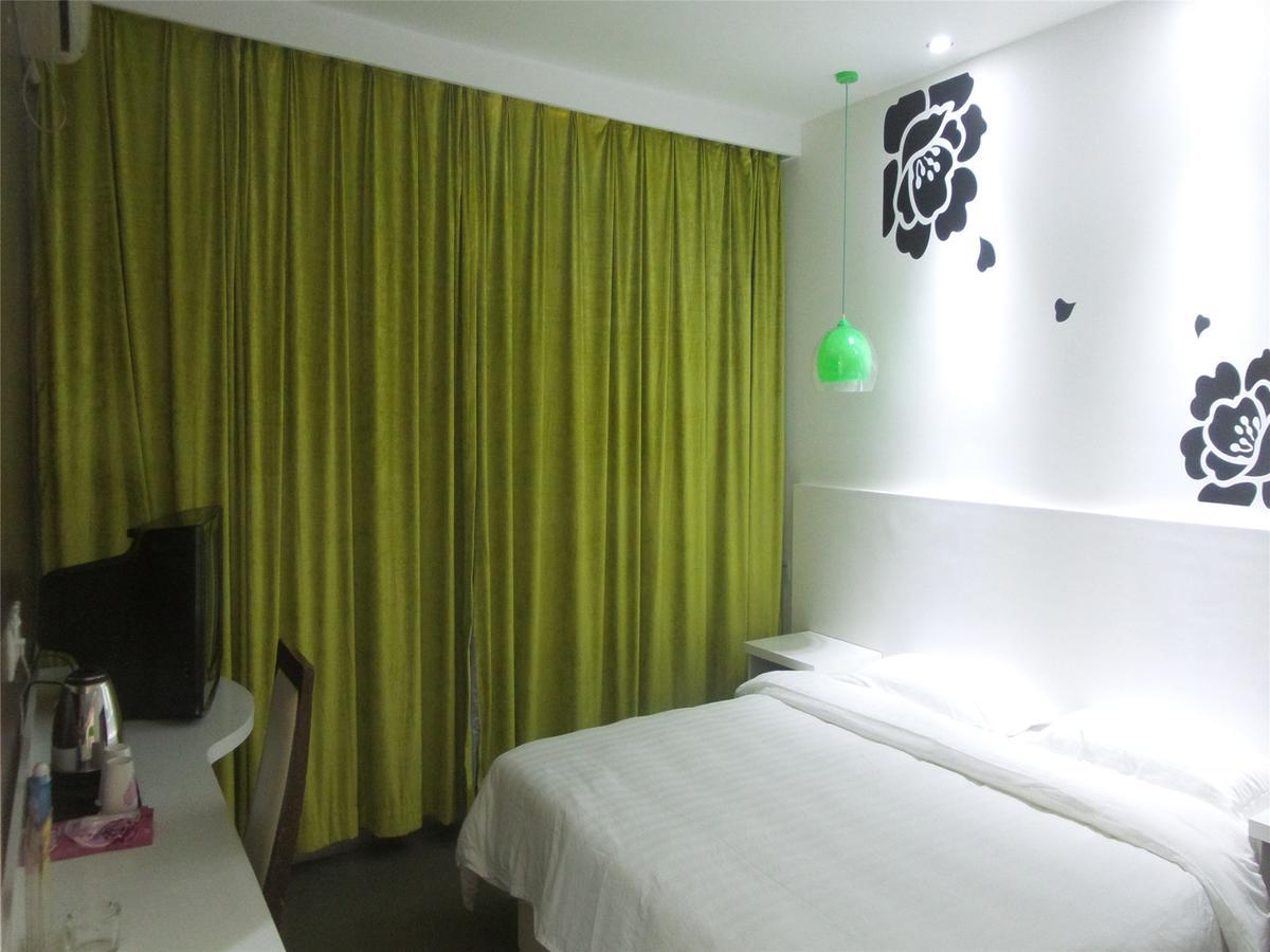 V8 Hotel Xilang Subway Branch Cantón Exterior foto